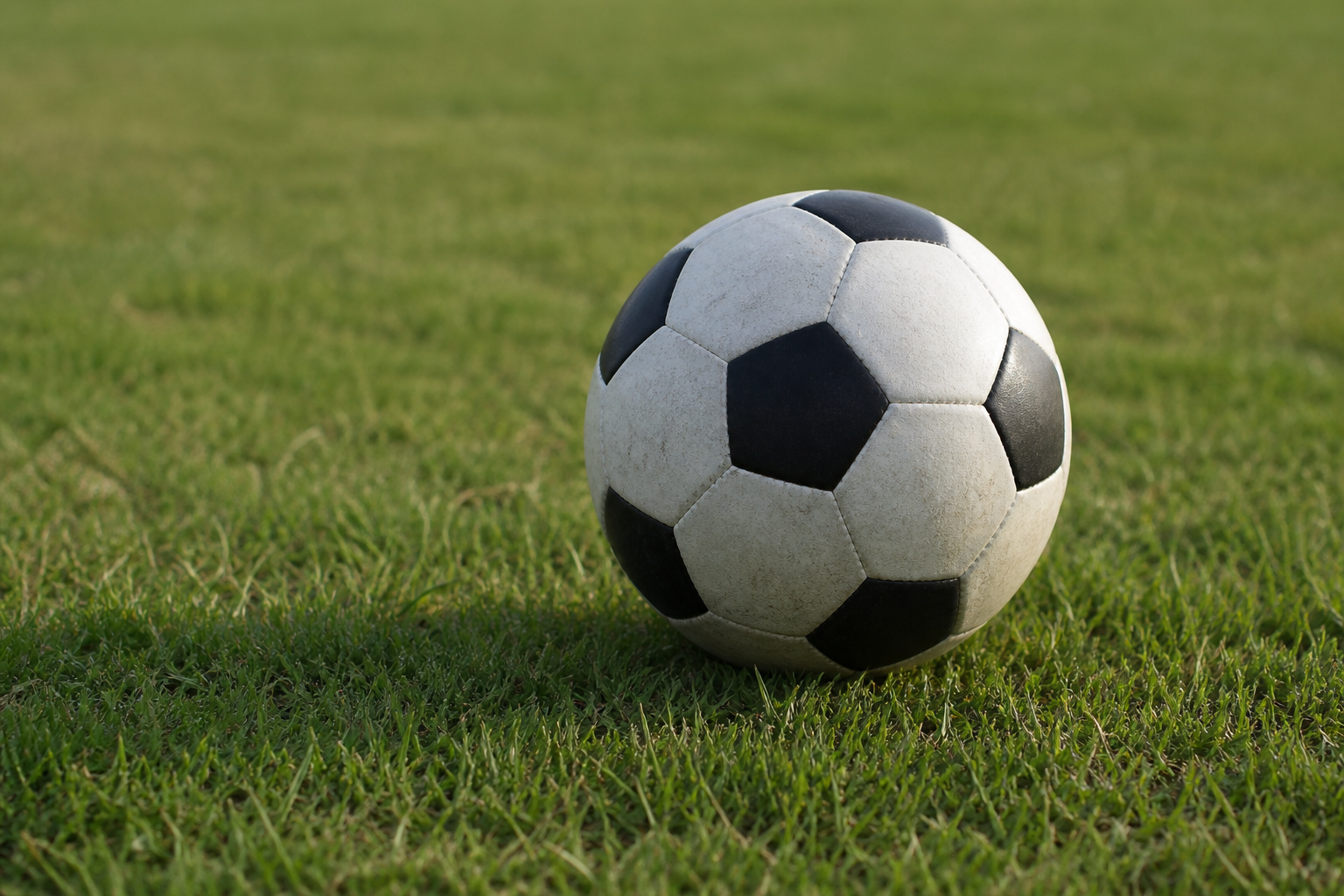 Pallone su campo locale vuoto