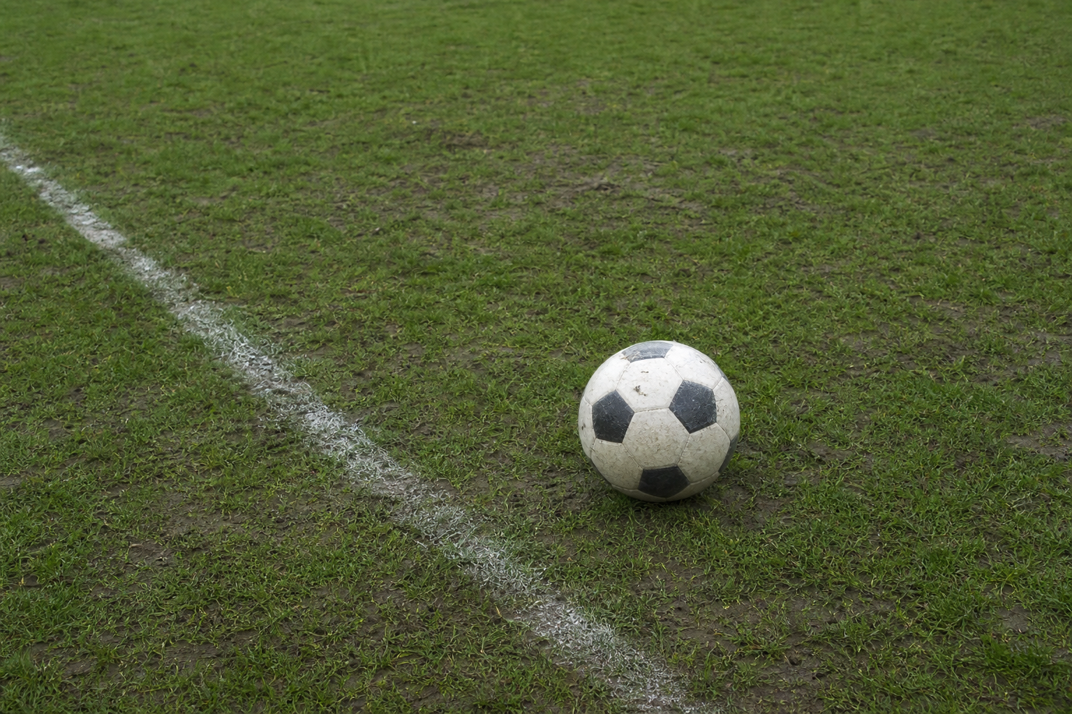 Pallone su erba di periferia